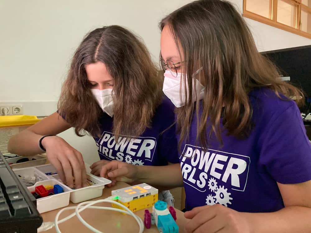 Power Girls arbeiten mit Lego Spike Roboter